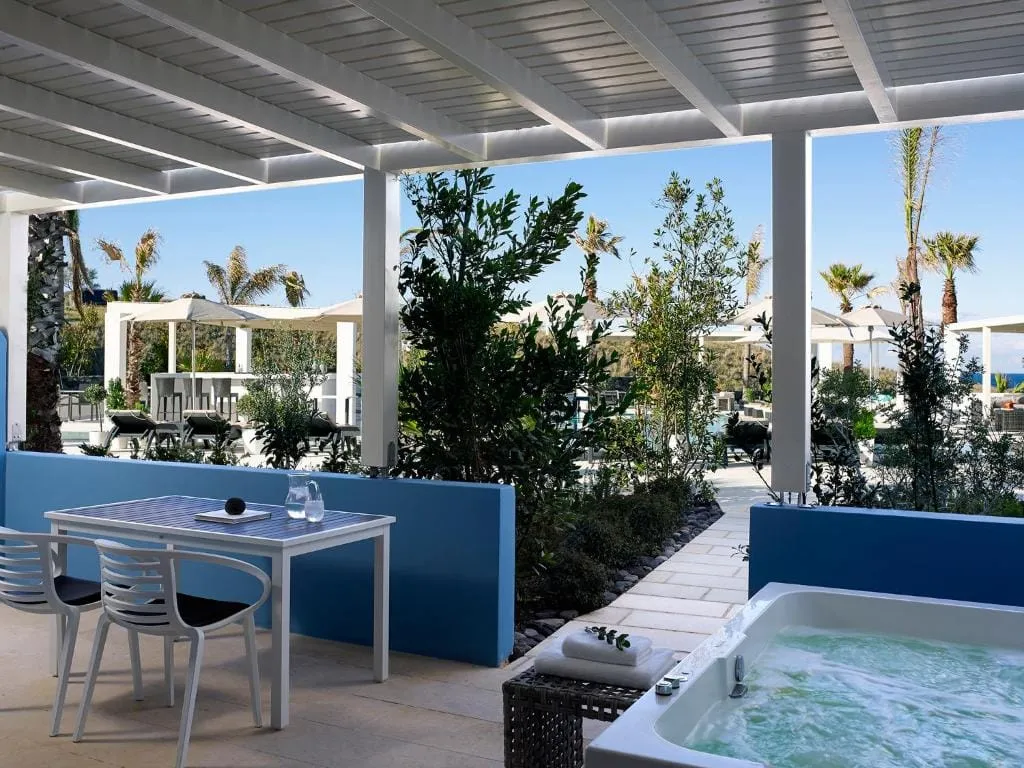 Family Suite with Jetted Tub & Pool View - 30m²
