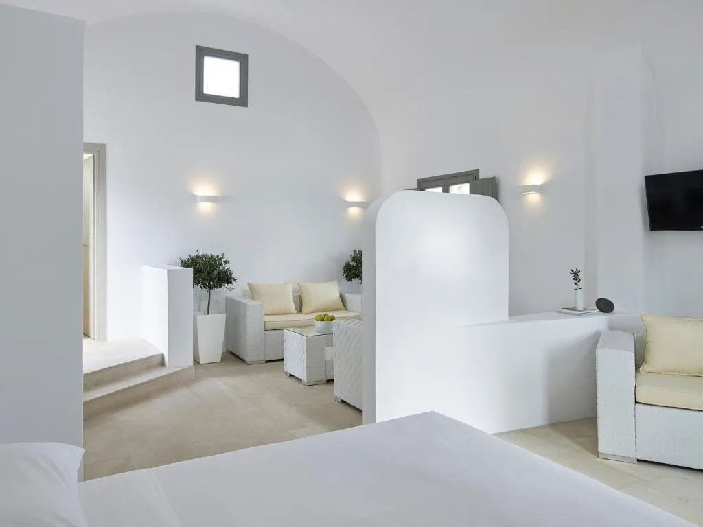 Honeymoon Suite with Jetted Tub & Pool View - 32m²