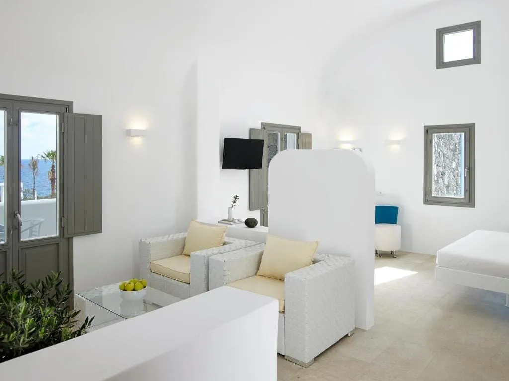 Honeymoon Suite with Jetted Tub & Pool View - 32m²