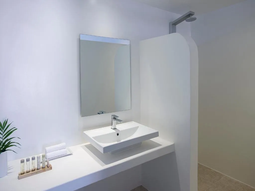 Honeymoon Suite with Jetted Tub & Pool View - 32m²