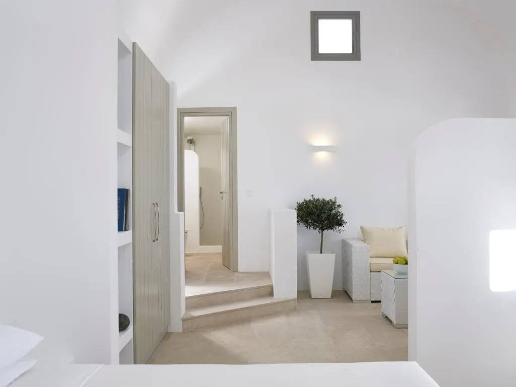 Honeymoon Suite with Jetted Tub & Pool View - 32m²