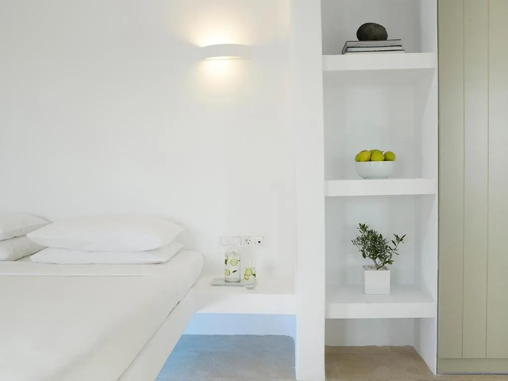 Honeymoon Suite with Jetted Tub & Pool View - 32m²