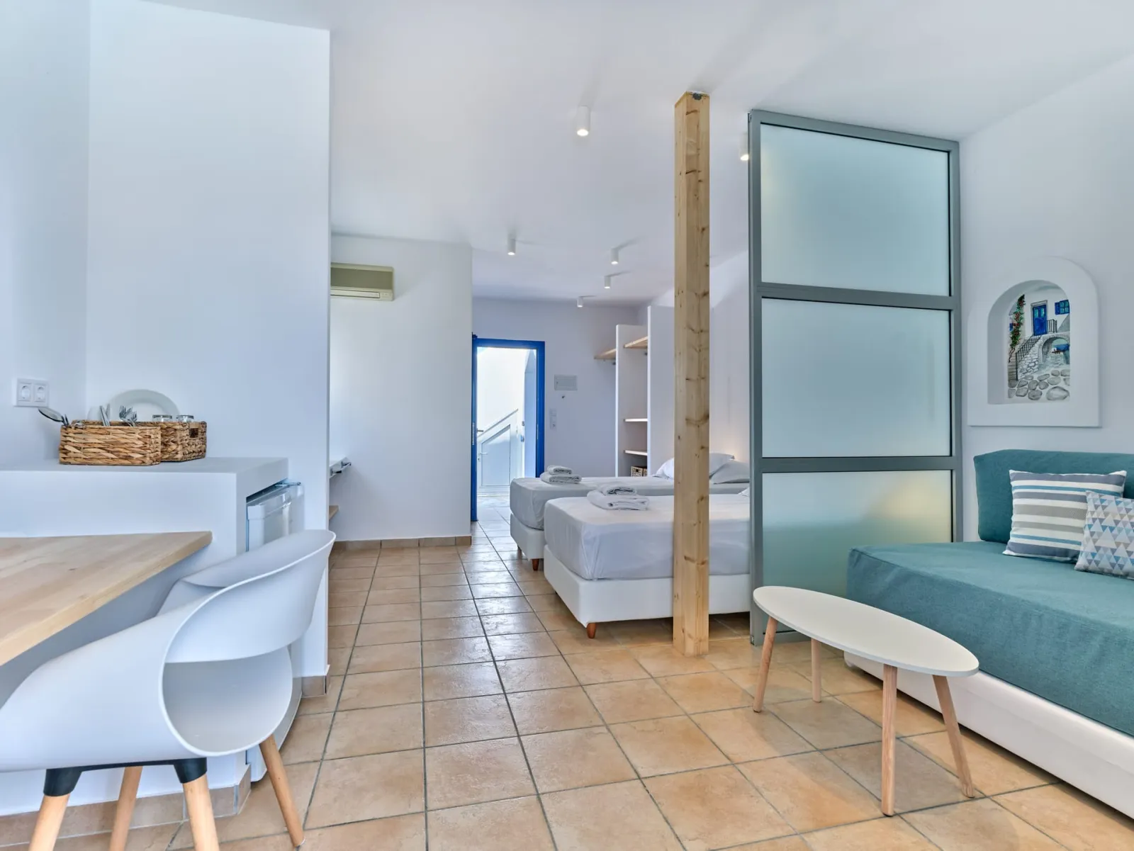 White &amp; Blue Comfort Apartment