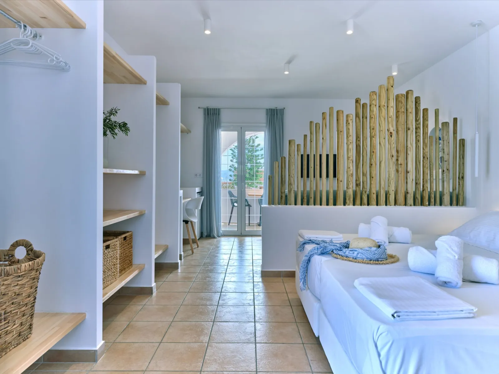 White &amp; Blue Comfort Apartment