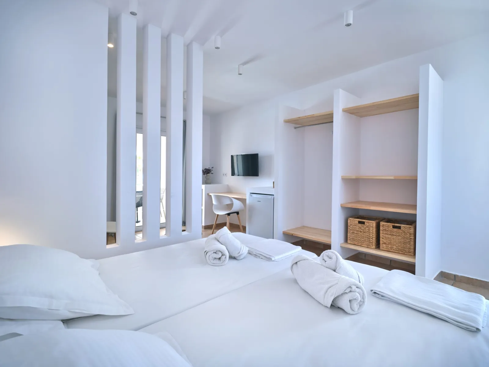White &amp; Blue Comfort Apartment