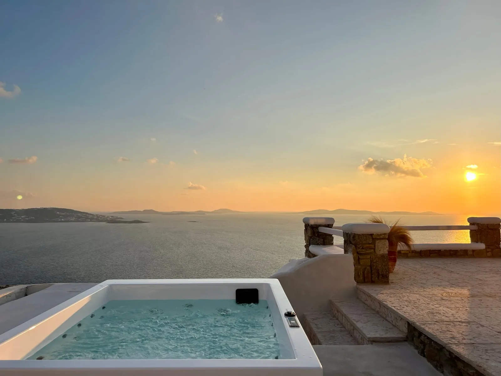 Τhe Lovers Seaview Suite with Outdoor Hot Tub