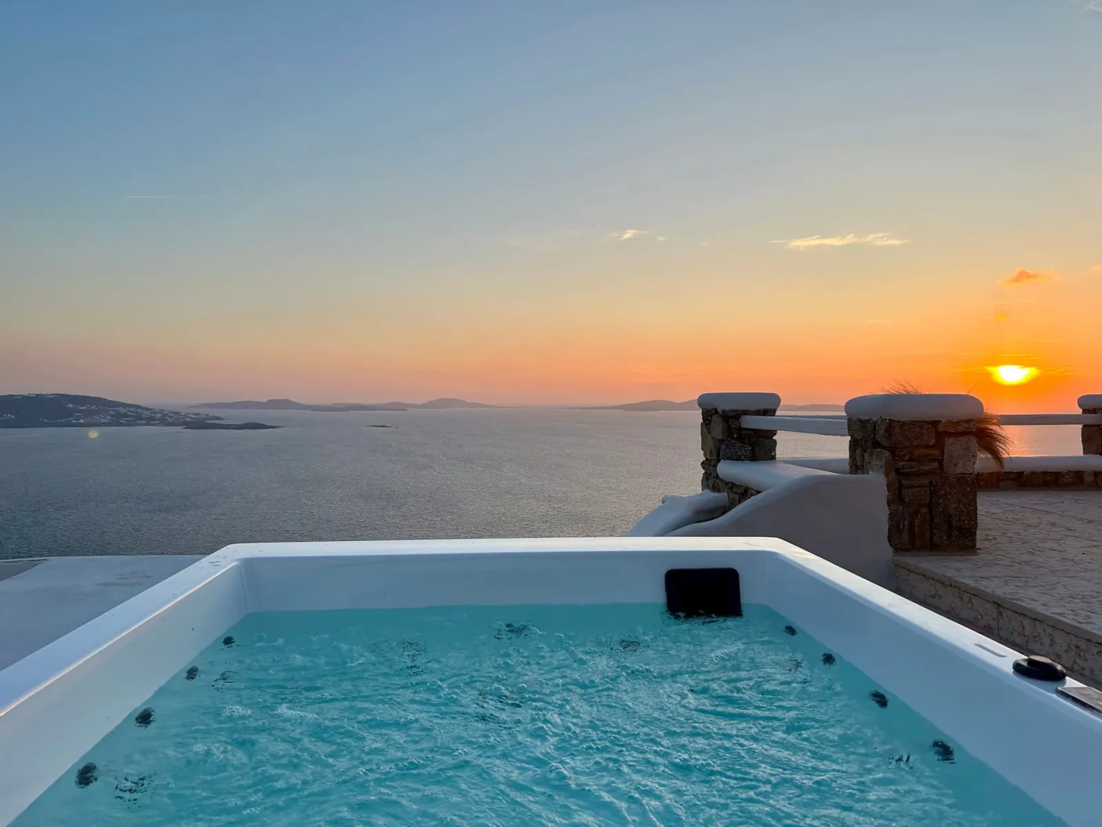 Τhe Lovers Seaview Suite with Outdoor Hot Tub