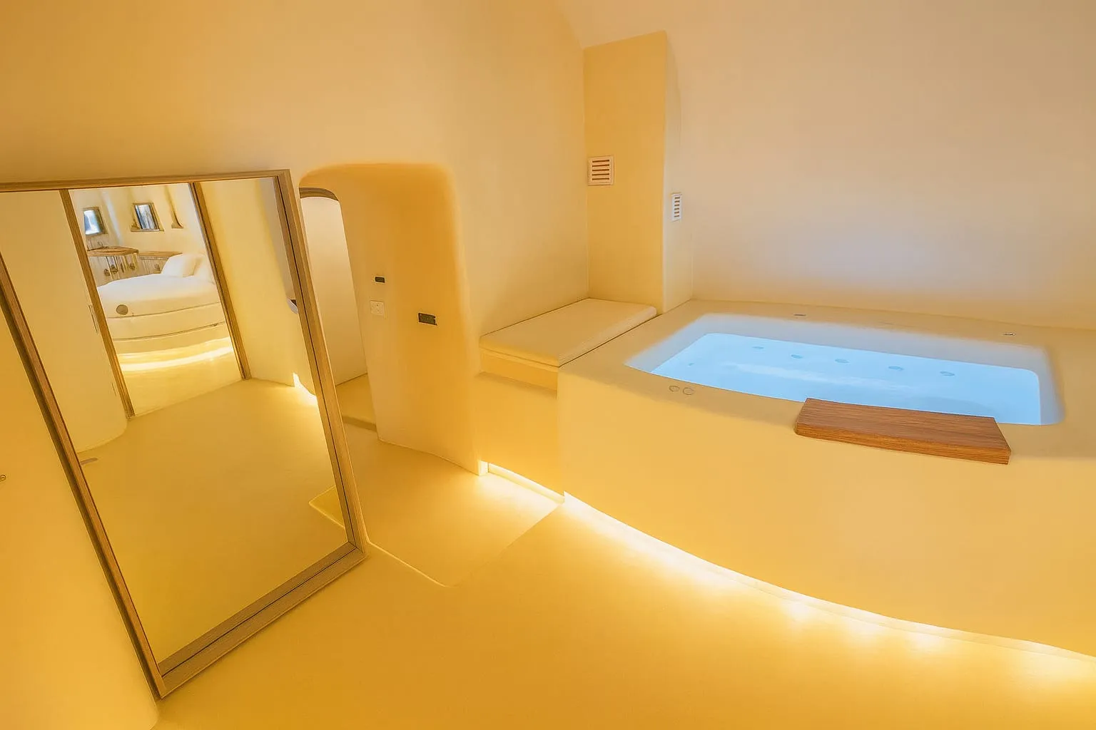 4 Deluxe Cliff Cave Suite (Indoor Massage Pool)