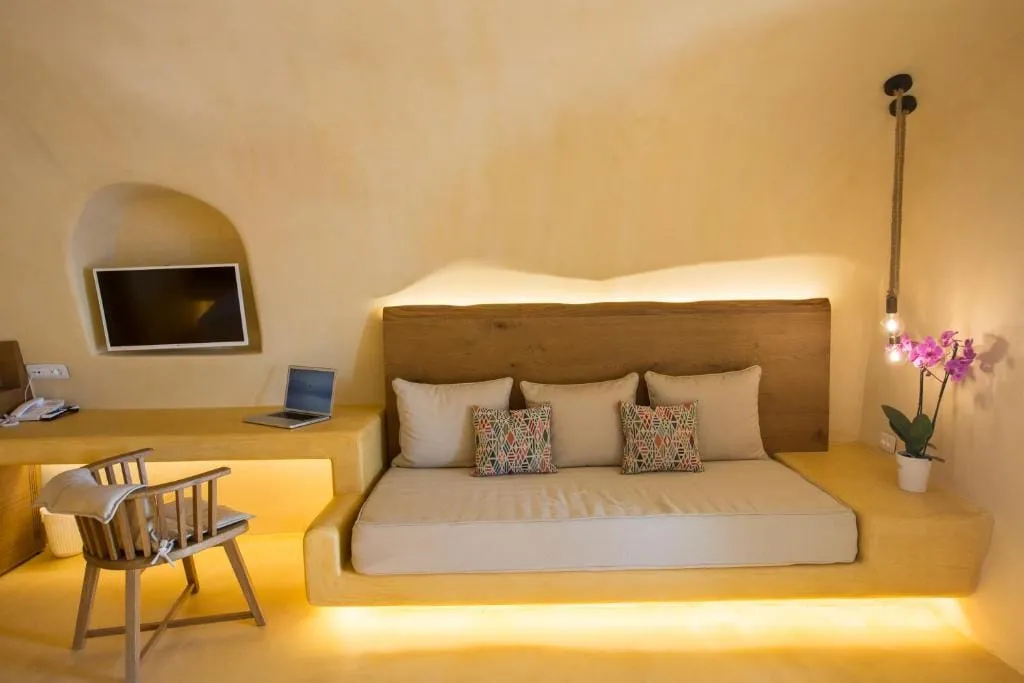 9 Deluxe Cliff Cave Suite (Indoor Massage Pool)