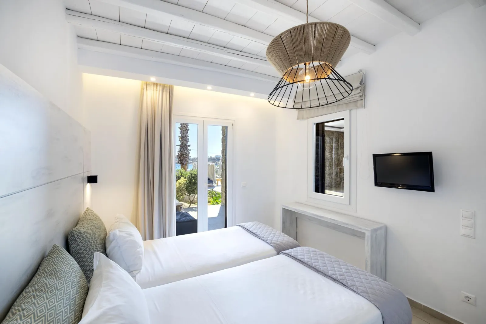 Pool View Apartment for 4 people with Private Terrace and outdoor Jacuzzi