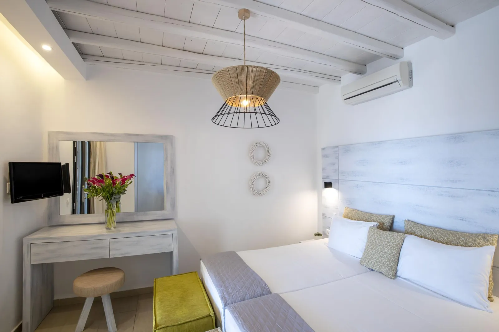 Pool View Apartment for 4 people with Private Terrace and outdoor Jacuzzi