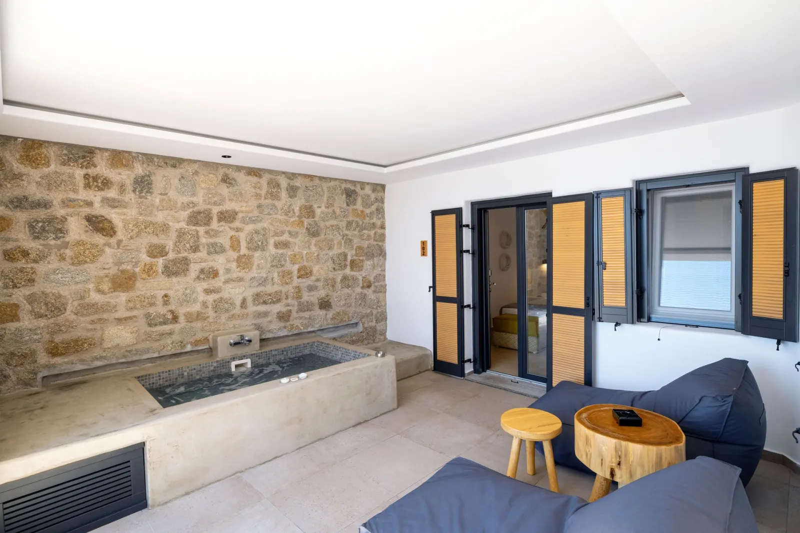 Pool View Apartment for 4 people with Private Terrace and outdoor Jacuzzi