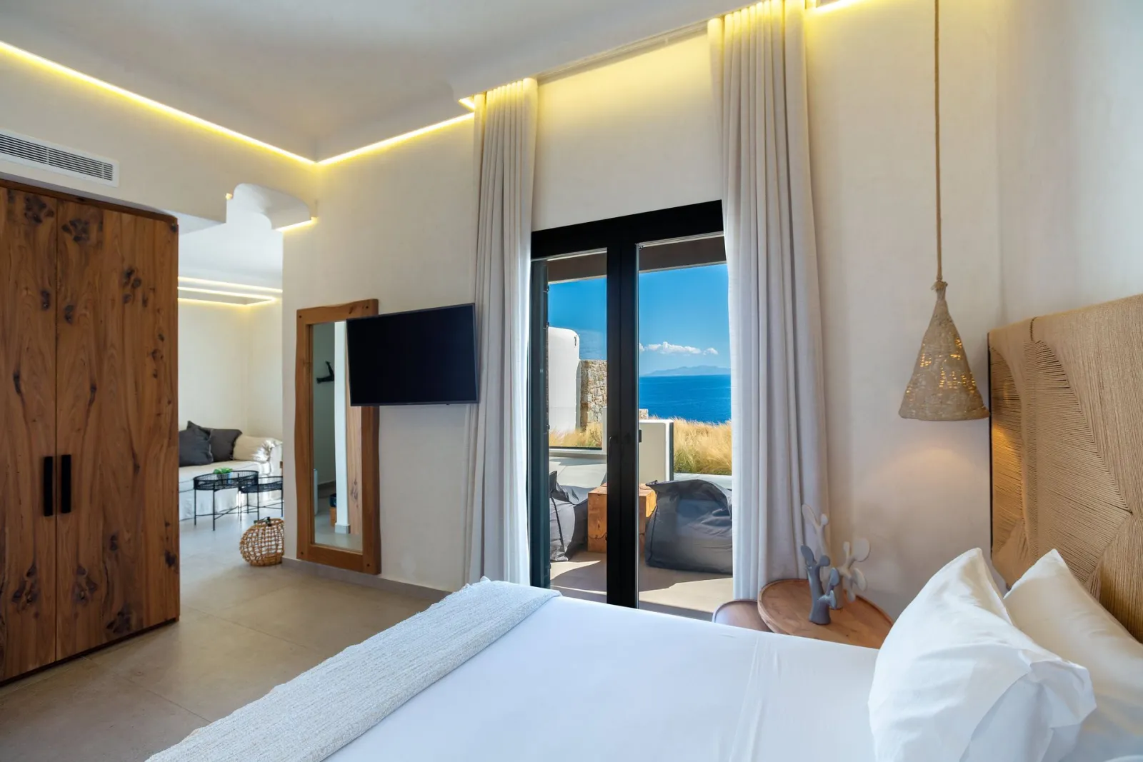 Superior Suite with Backyard Private Pool and Panoramic Sea View