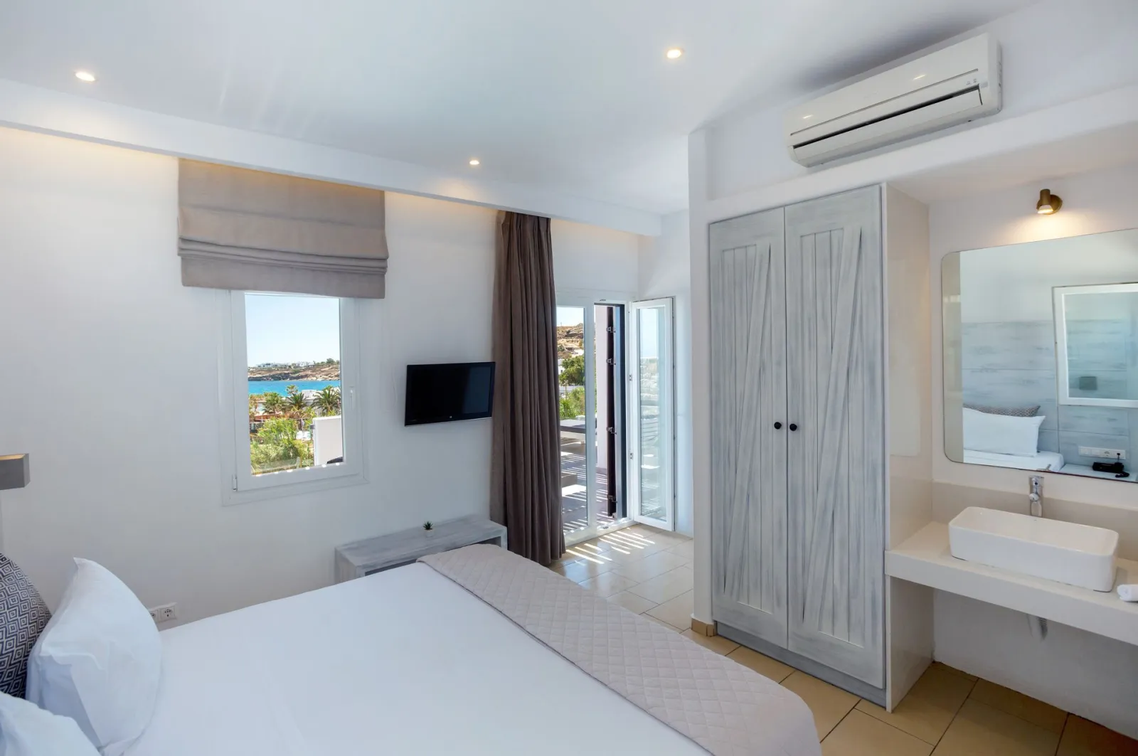 Sea View Apartment for 4 people with Big Balcony and Outdoor Hot Tub