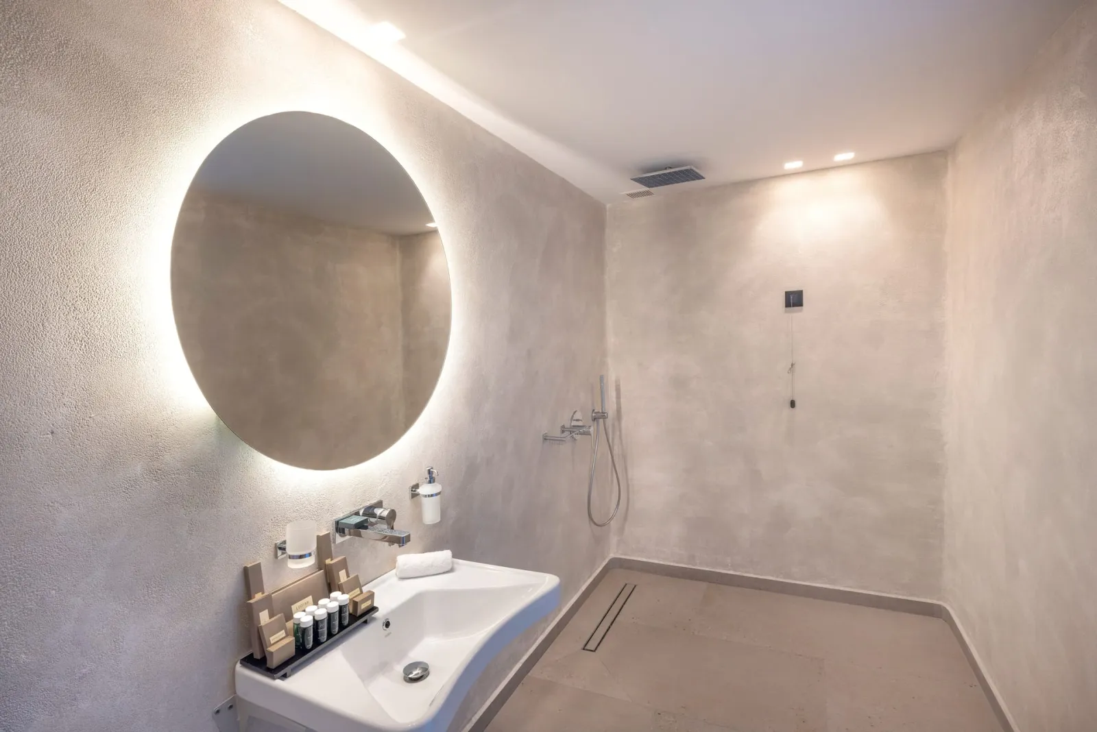 Majestic One Bedroom Villa with Private Pool and Side Sea View