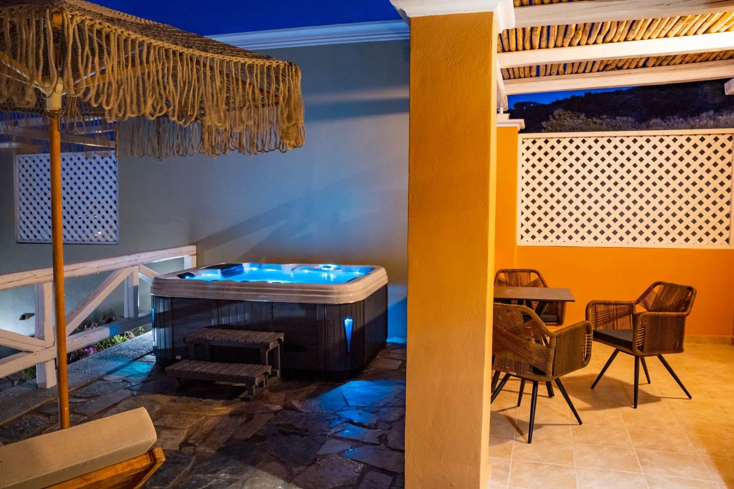 Villa Levanta with jacuzzi outside
