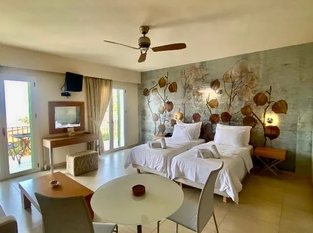 Junior Superior Suite | Pool &amp; Sea View