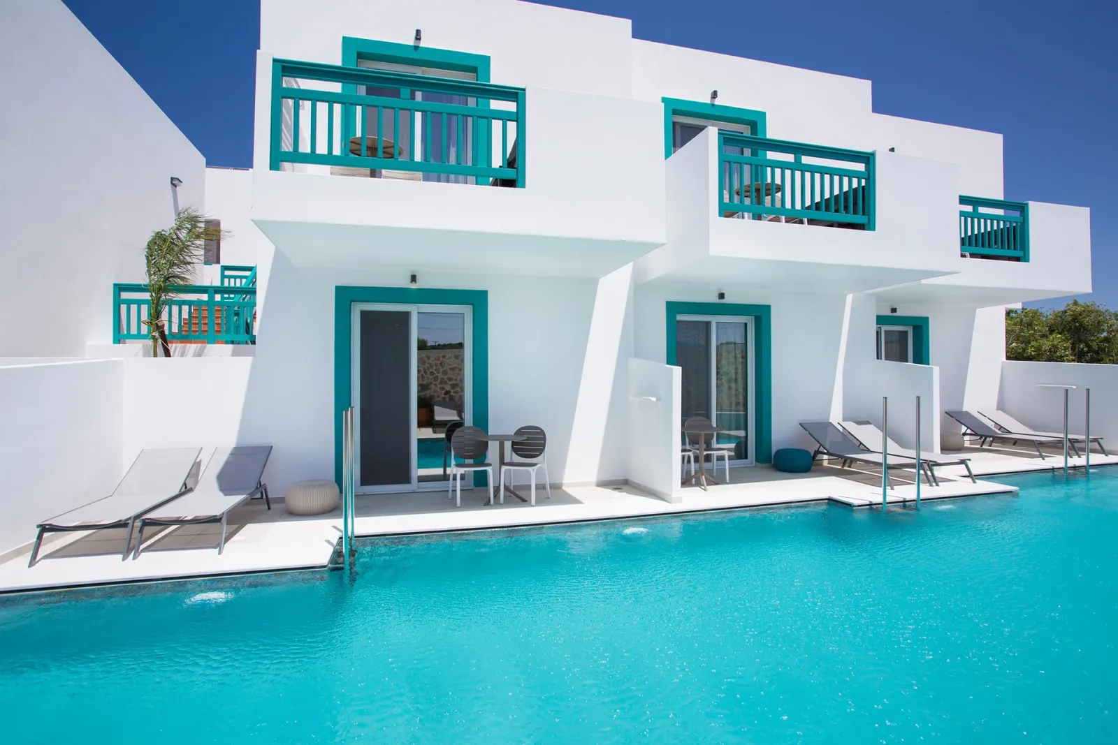 Double room with swim-up pool