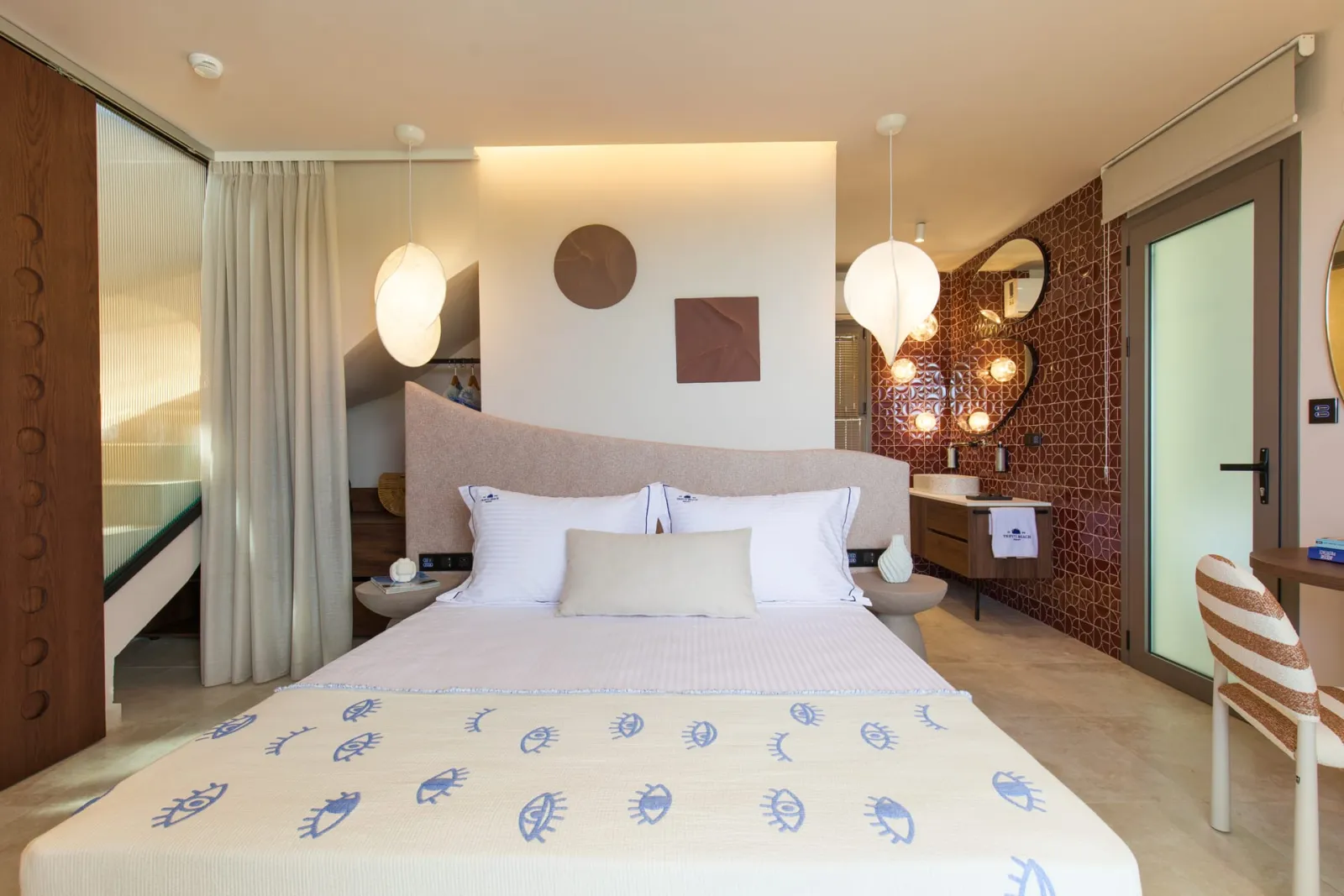 Deos Maisonette Jacuzzi Suite