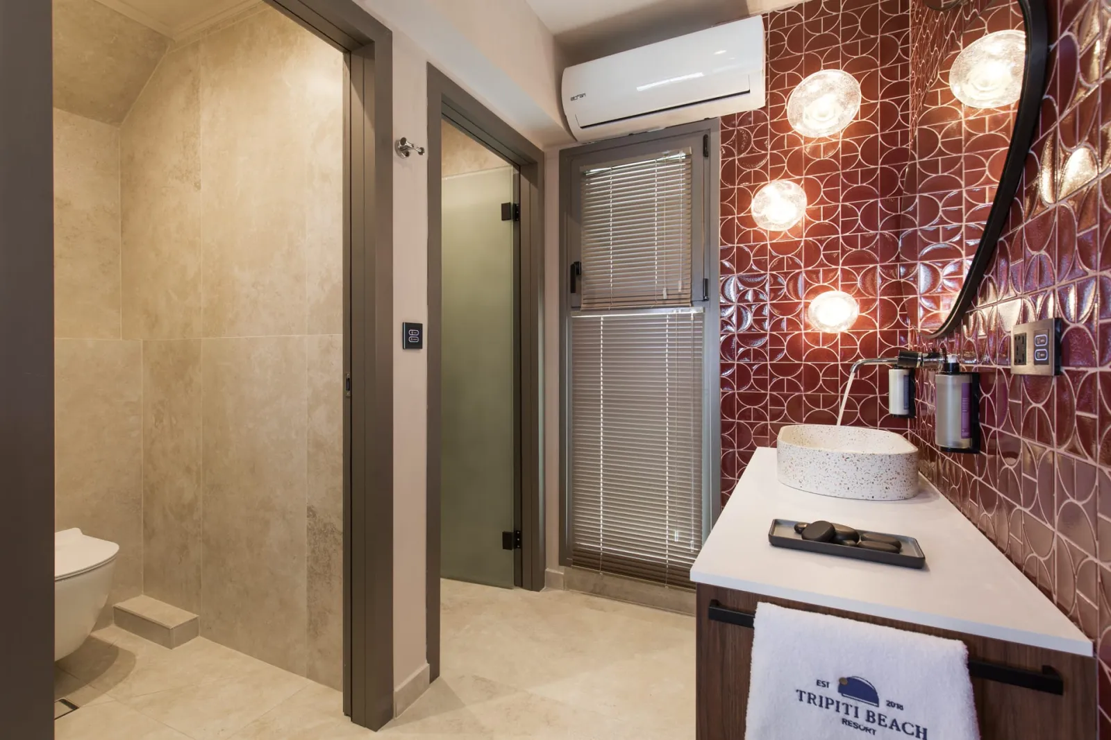 Deos Maisonette Jacuzzi Suite