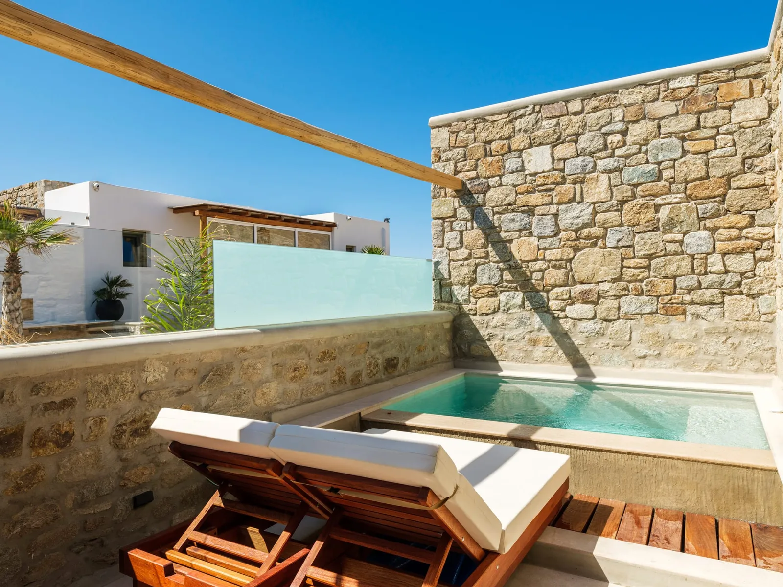 Executive One-bedroom Suite with heated Pool &amp; Hydromassage