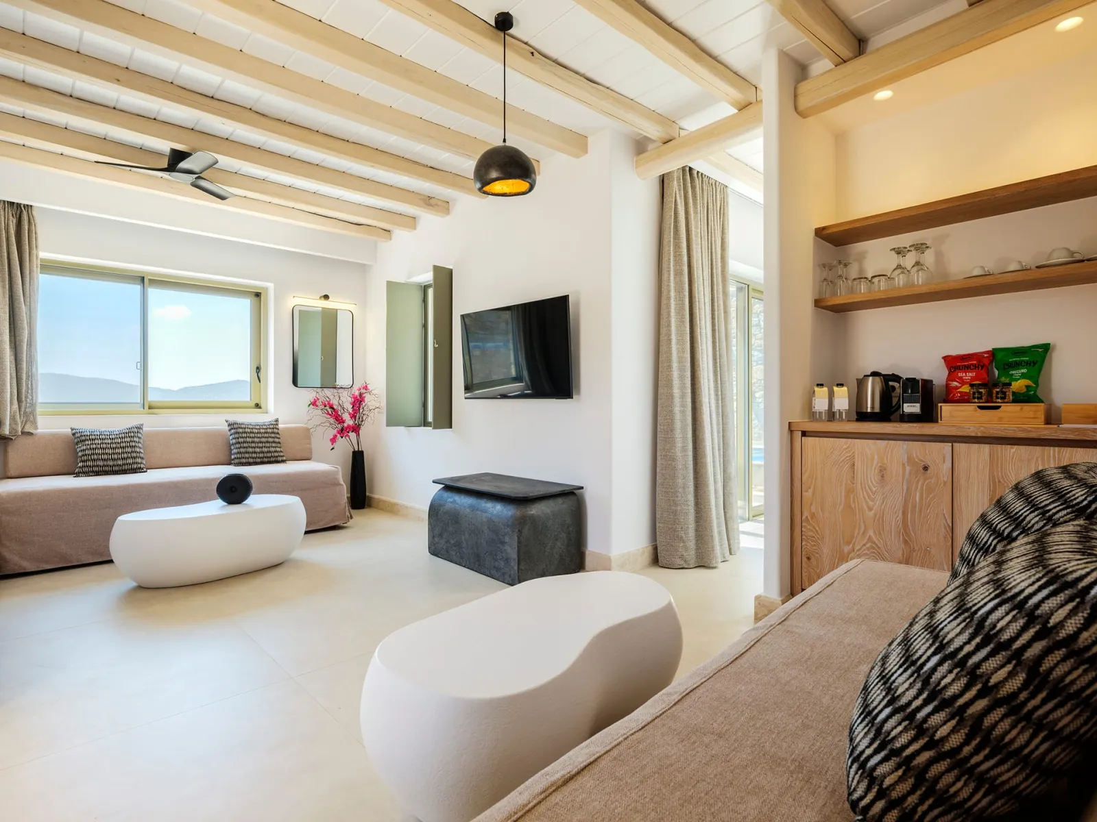 Executive One-bedroom Suite with heated Pool &amp; Hydromassage