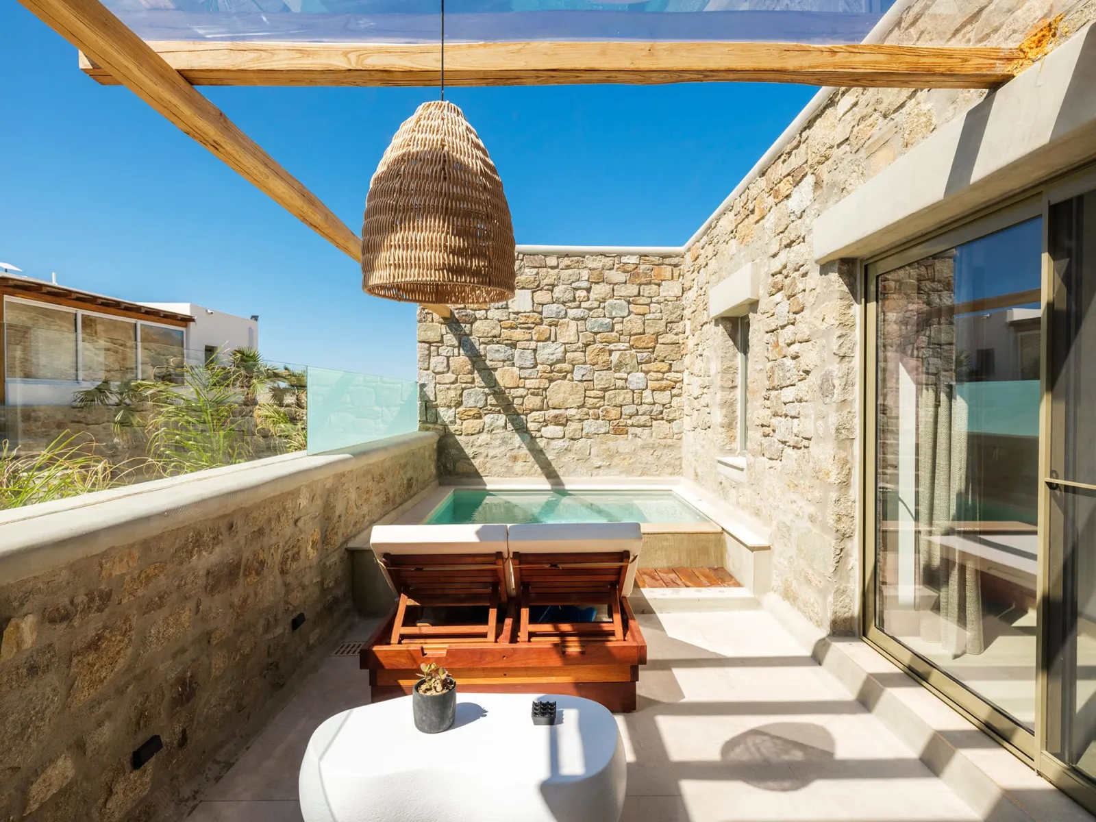 Executive One-bedroom Suite with heated Pool &amp; Hydromassage