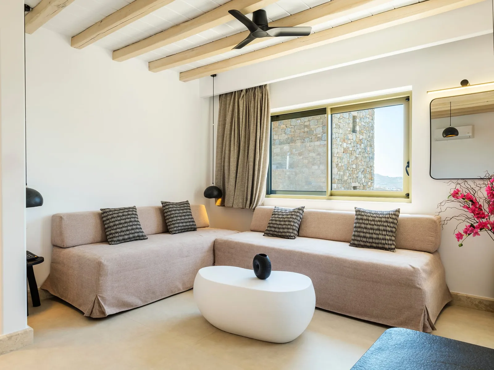 Executive One-bedroom Suite with heated Pool &amp; Hydromassage