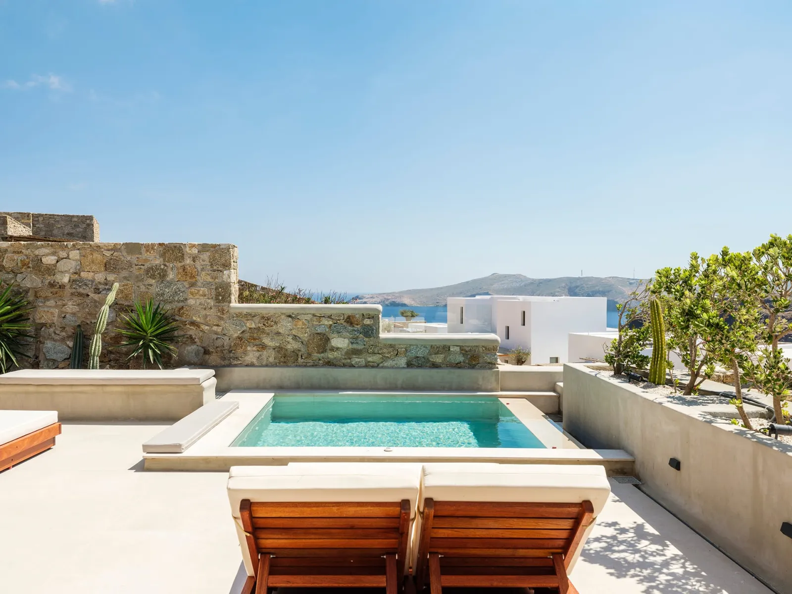 Deluxe Two-bedroom Suite with heated Pool & Hydromassage