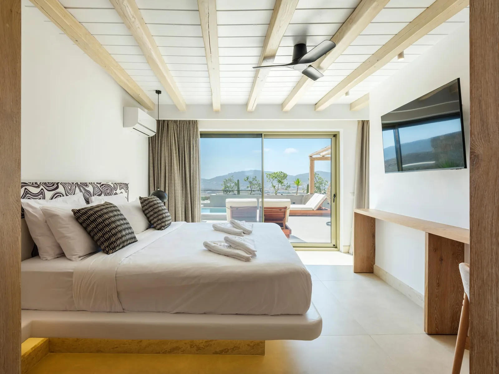 Deluxe Two-bedroom Suite with heated Pool &amp; Hydromassage
