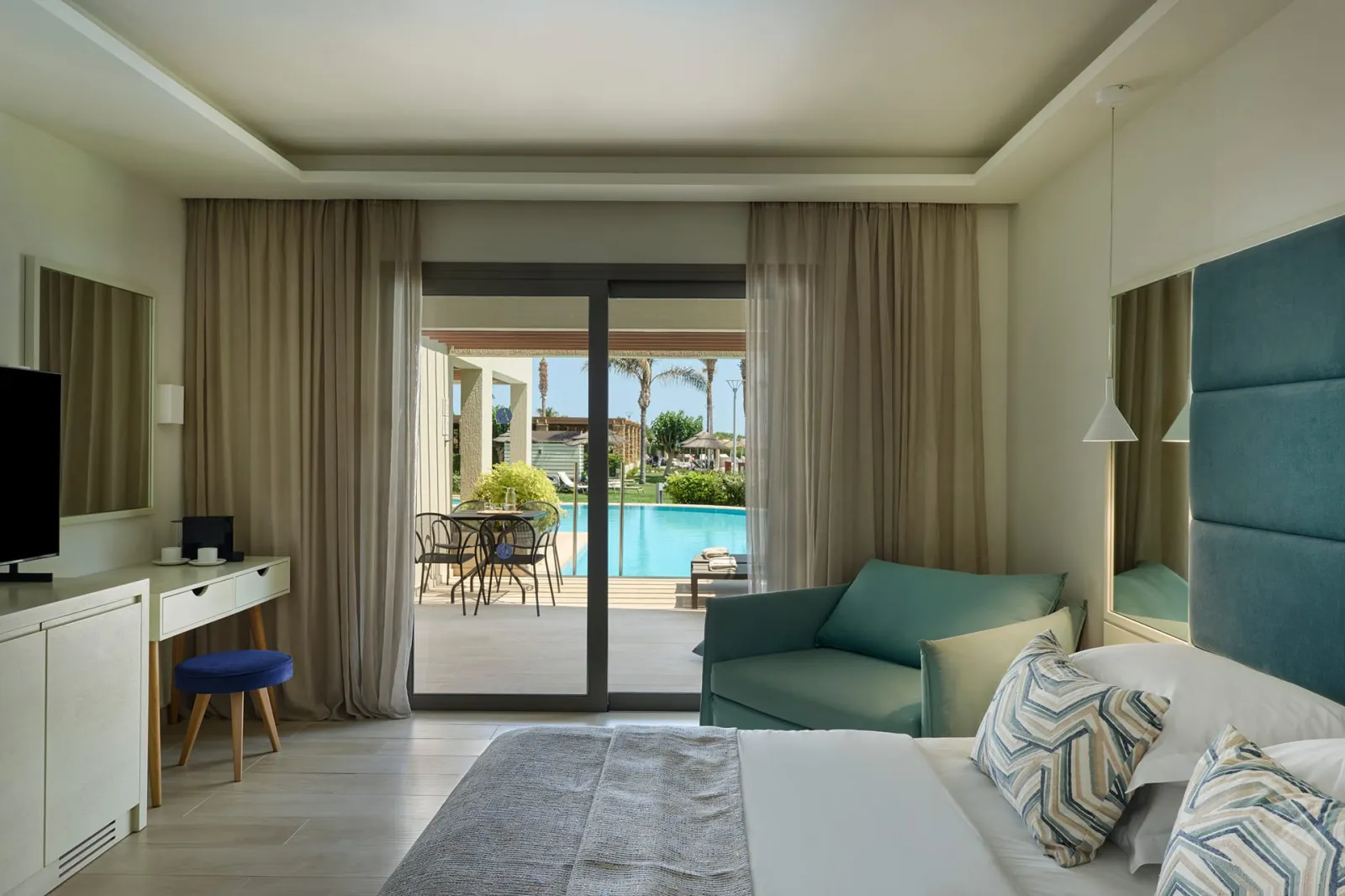 Premium Double Swim-up Room Inland View
