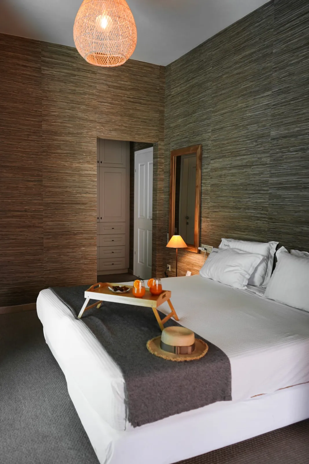 Deluxe with Cave Pool