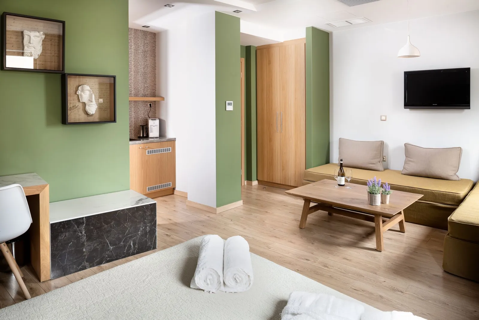 Quadraple Room (2 Adults + 2 Children)