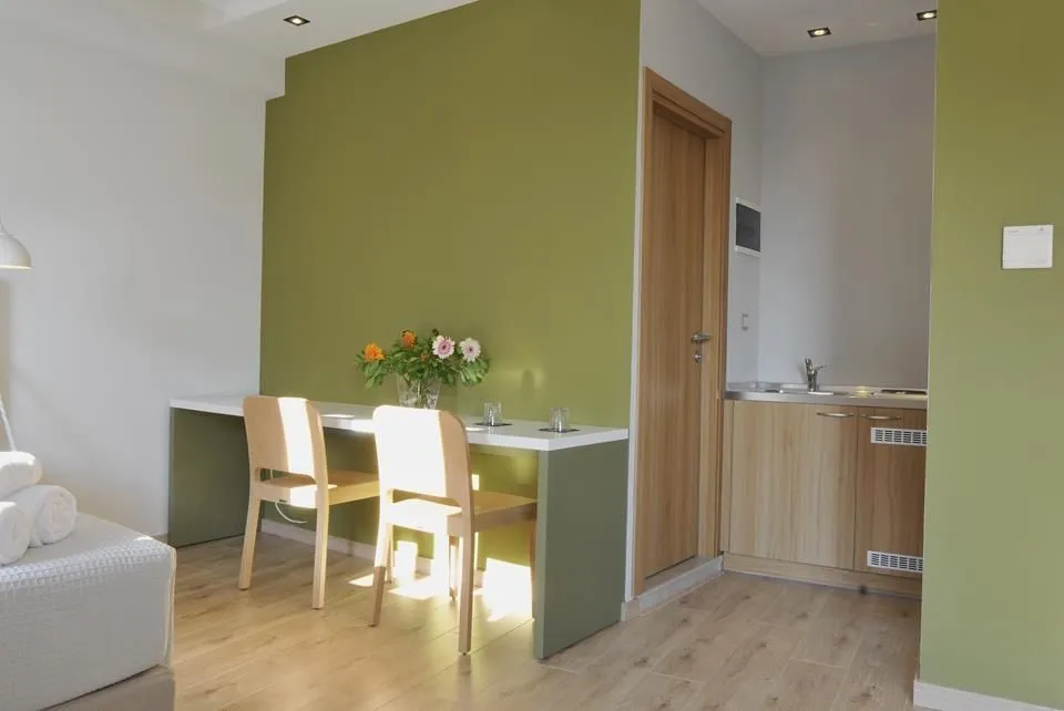 Quadraple Room (2 Adults + 2 Children)
