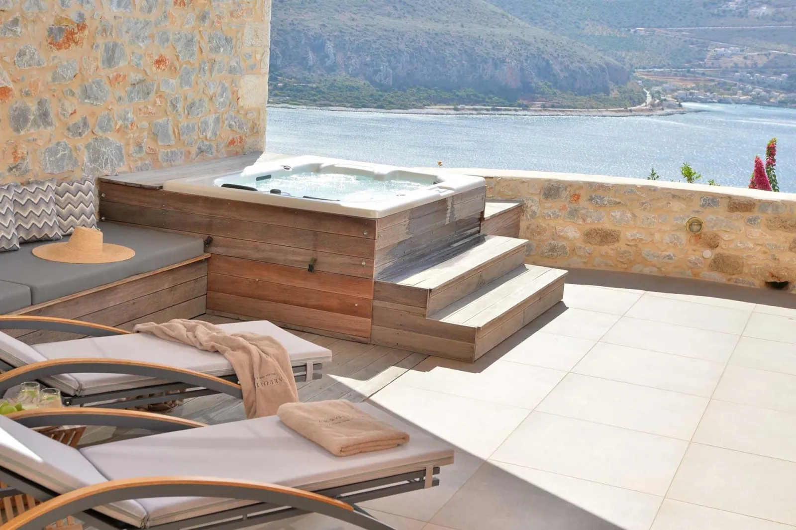 Junior Suite Panoramic Sea View &amp; Outdoor Heated Jacuzzi