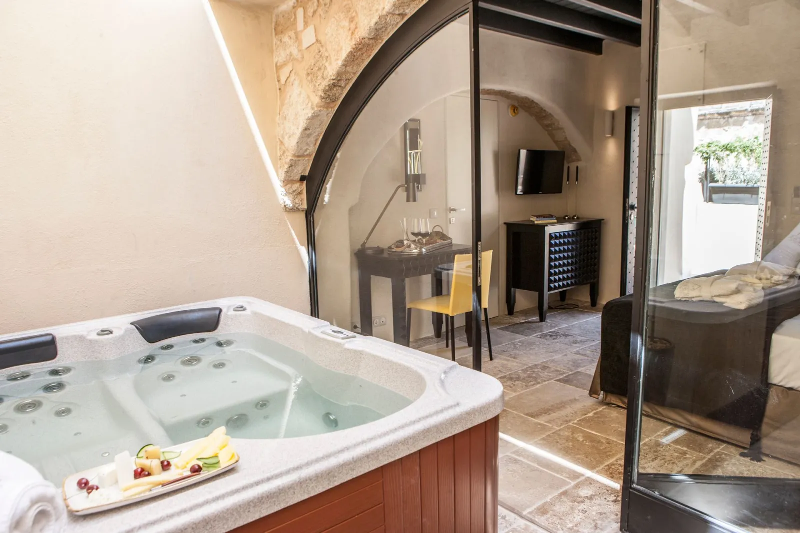 Vip Suite with Private Hot Tub in Patio | Andromeda