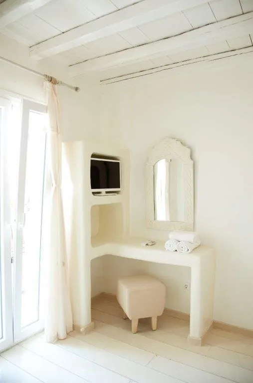 Junior suite near the pool trpl