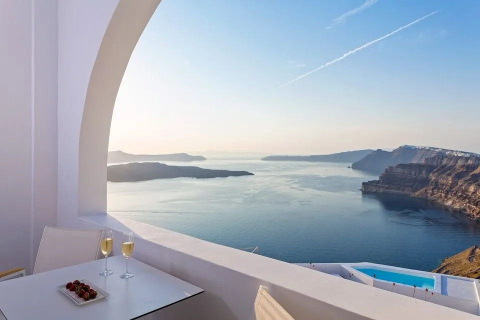 Junior Suite with Heated Plunge Pool on the Cliff Side and Caldera View