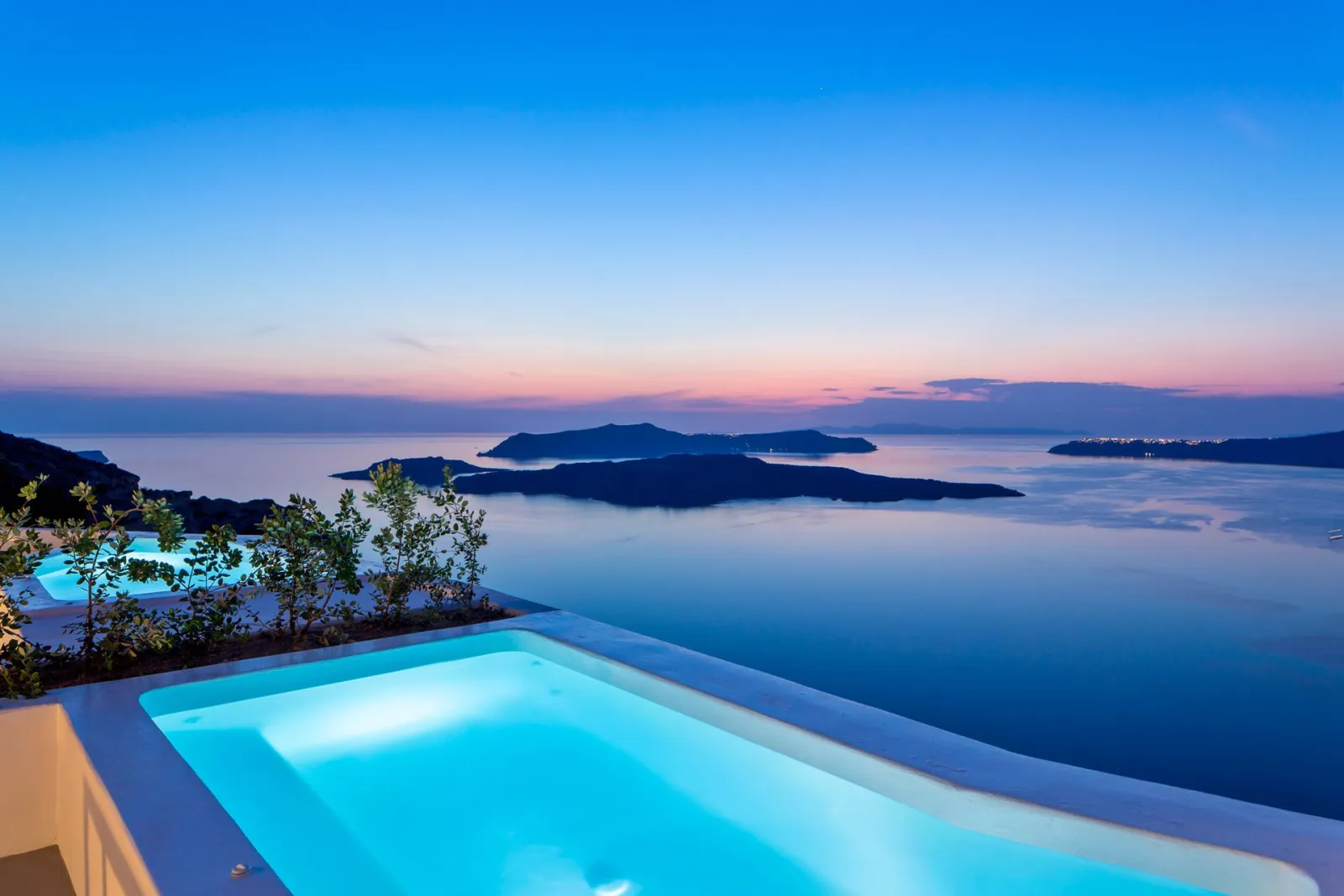 Junior Suite with Heated Plunge Pool on the Cliff Side and Caldera View