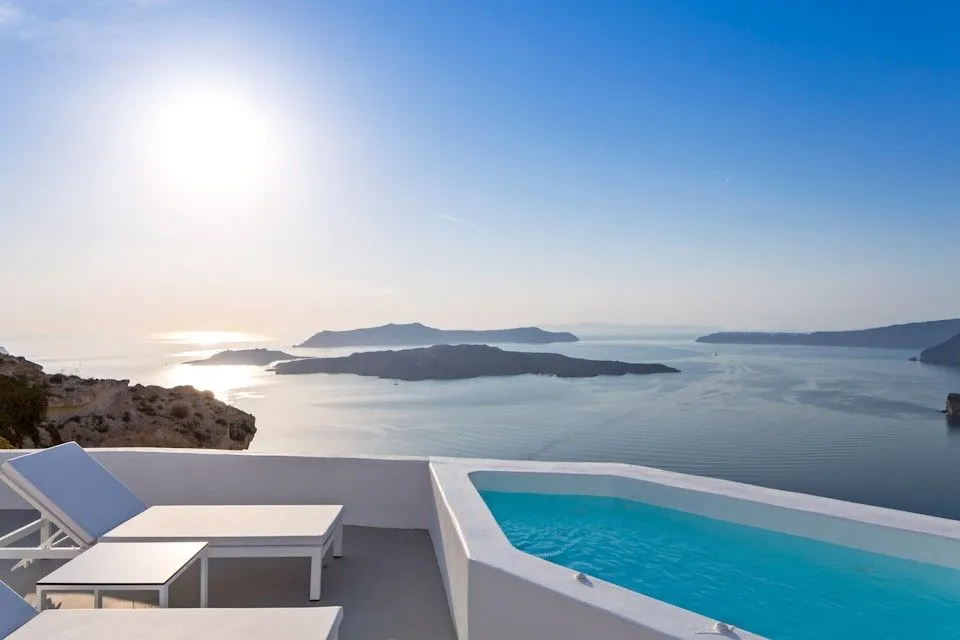 Junior Suite with Heated Plunge Pool on the Cliff Side and Caldera View
