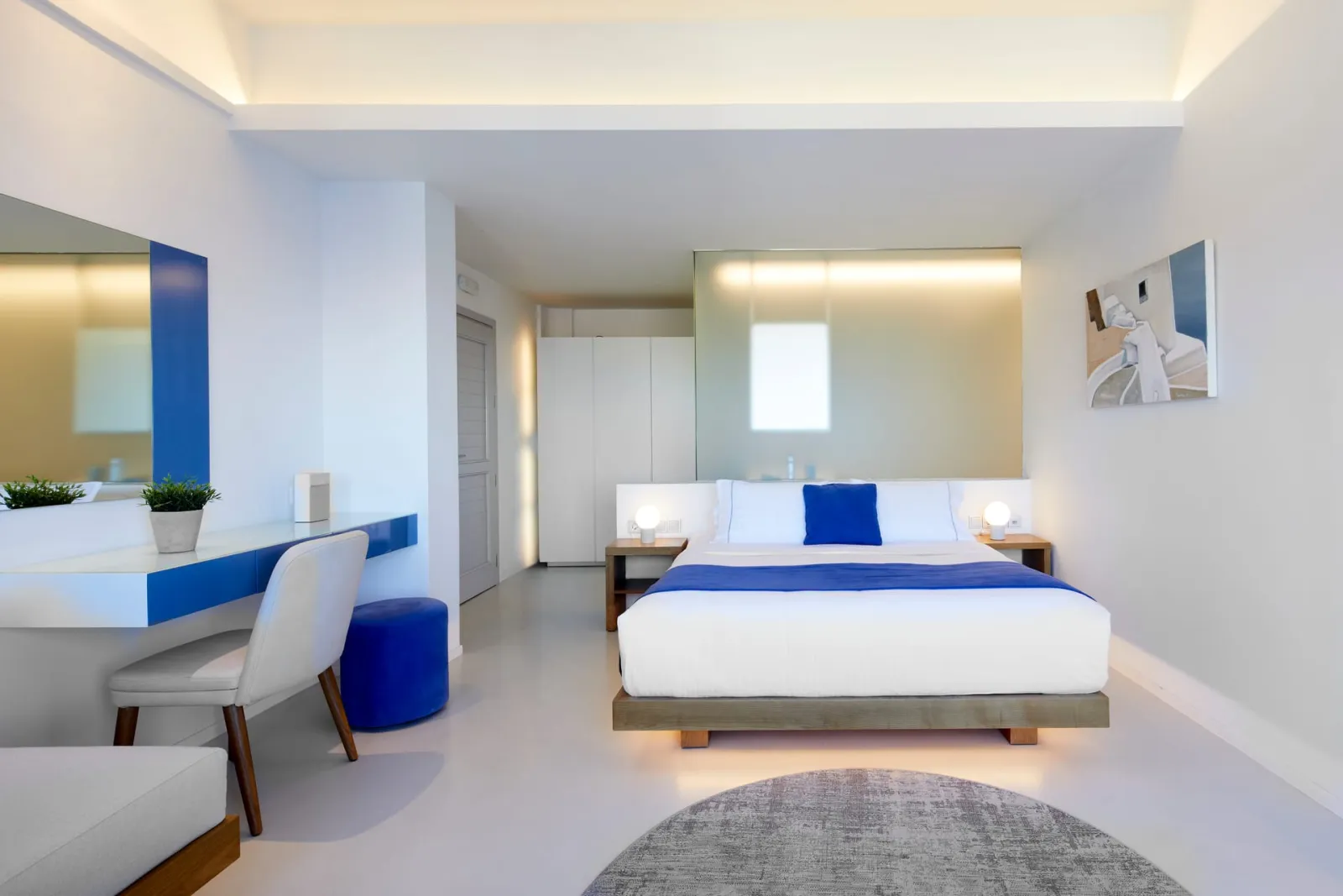 Junior Suite with Heated Plunge Pool on the Cliff Side and Caldera View