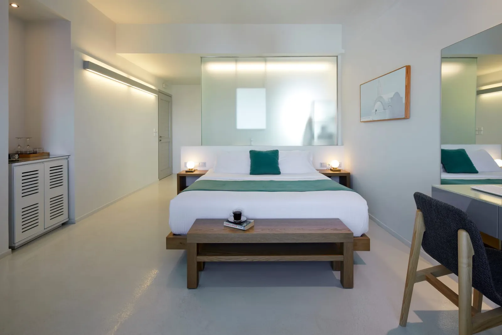 Junior Suite with Heated Plunge Pool on the Cliff Side and Caldera View