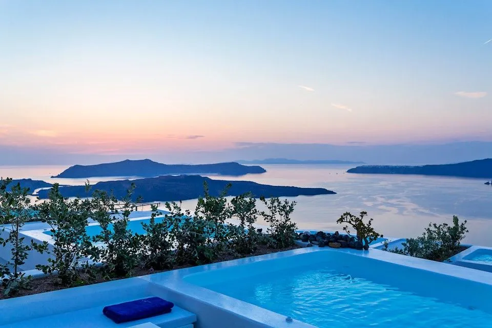 Yellow Suite with Heated Plunge Pool and Caldera View