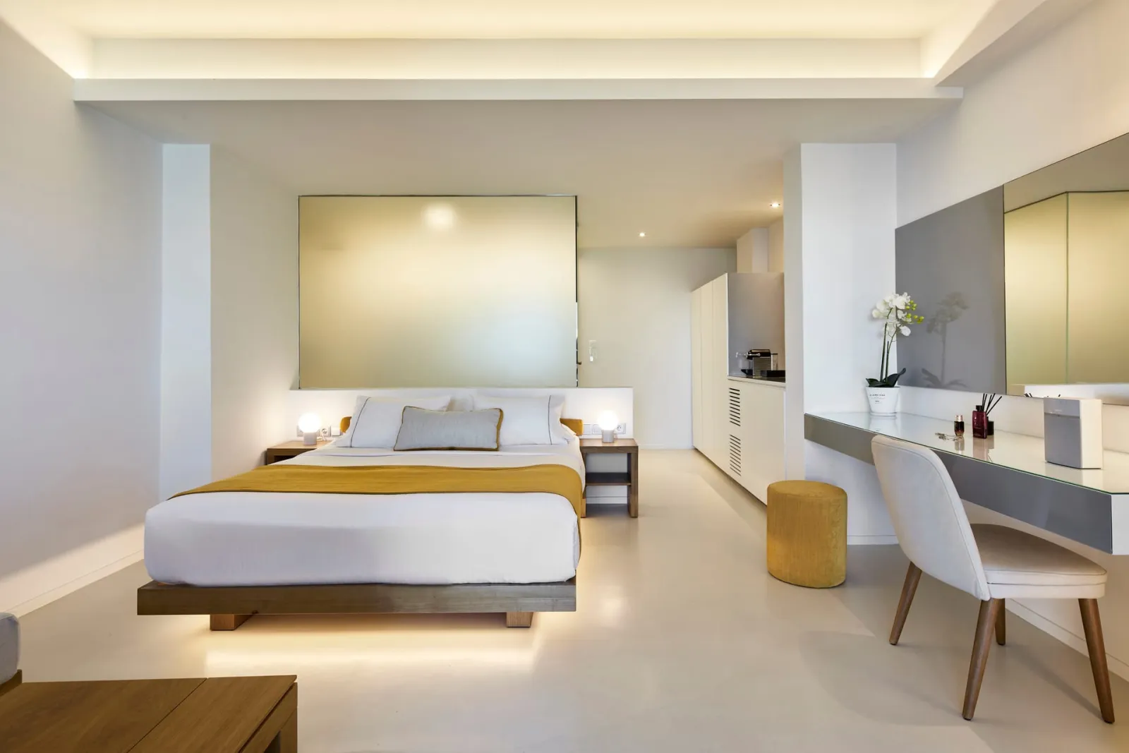 Yellow Suite with Heated Plunge Pool and Caldera View