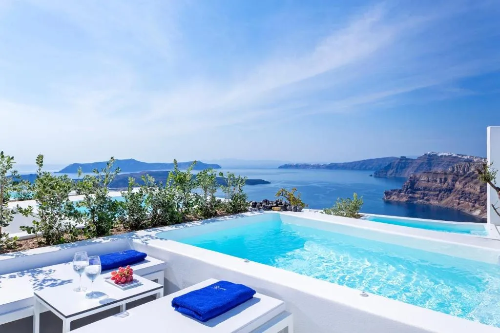 Yellow Suite with Heated Plunge Pool and Caldera View