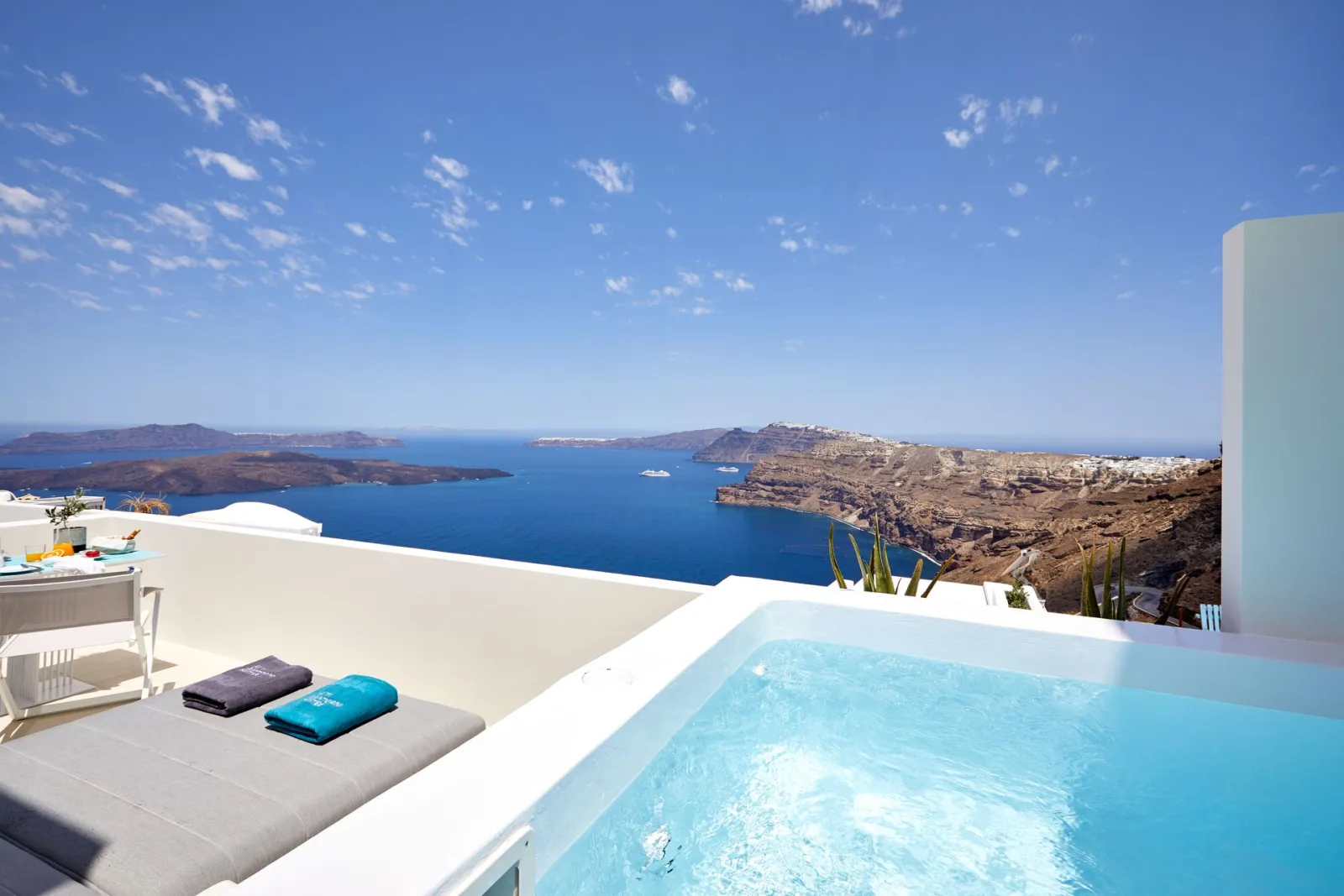 Rubi Suite with Heated Plunge Pool and Caldera View