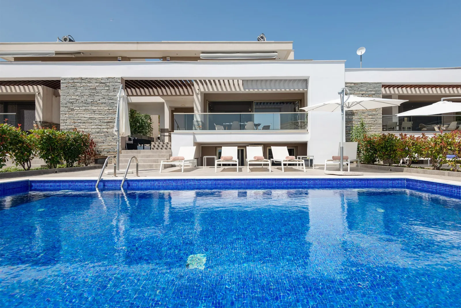 Afisia Magnum Villa
