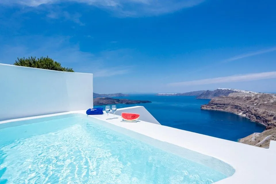 Red Suite with Full Privacy | Heated Plunge Pool and Caldera View