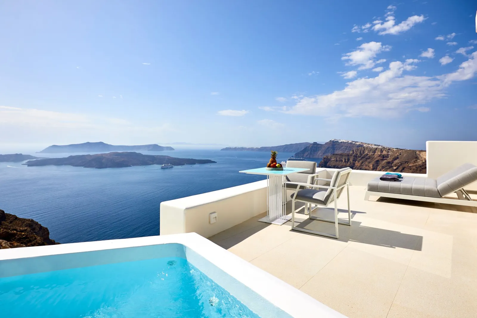 Unlimited Volcano View Suite with Private Veranda and Heated Plunge Pool