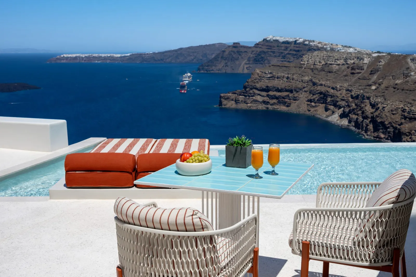 Sugarmoon Suite with Private Veranda | Heated Plunge Pool and Caldera View